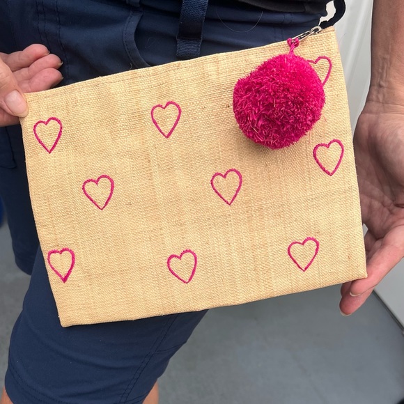 Mar Y Sol Raffia coated straw Clutch in Camel Straw with Pink Embroidered Hearts - Picture 1 of 7